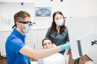 weißere Zähne durch professionelle Zahnreinigung